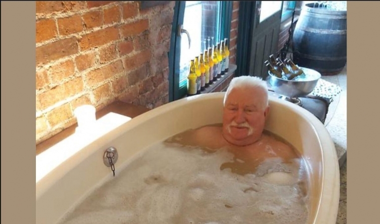 Fotografia dimineții - Lech Wałęsa, fostul președintele polonez, a postat o fotografie cu el într-o cadă plină cu bere