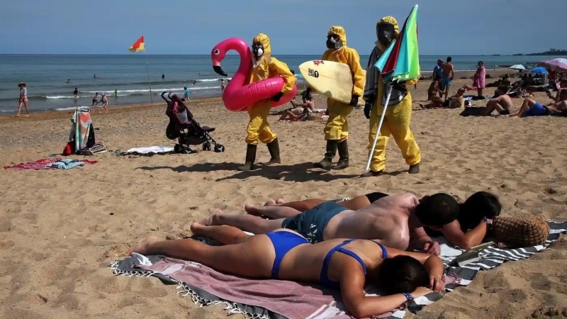Fotografia dimineții - Activiștii de mediu protestând pe o plajă din Bidart, Franța