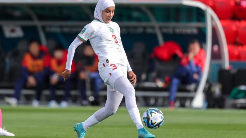 Fotografia dimineții - Nouhaila Benzina, din Maroc, a devenit prima jucatoare de fotbal feminin care poartă hijabul la o Cupă Mondială