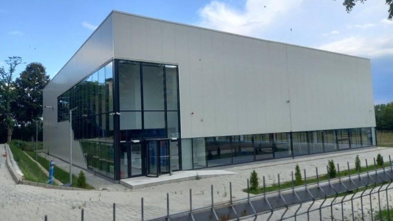 Domnule primar Costan Morar, încercați să rezolvați cumva o problemă mai veche, care trănează, este legată de sala de sport aferentă școlii nr. 4