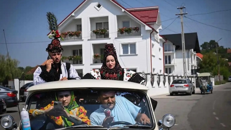 Fotografia dimineții e din Aliceni, Țara Oașului. Mireasa Gianina Ciorbă (dreapta spate), 21 de ani, și mirele ei, Gheorghe Ștefut, 24 de ani, sunt conduși într-o mașină de epocă