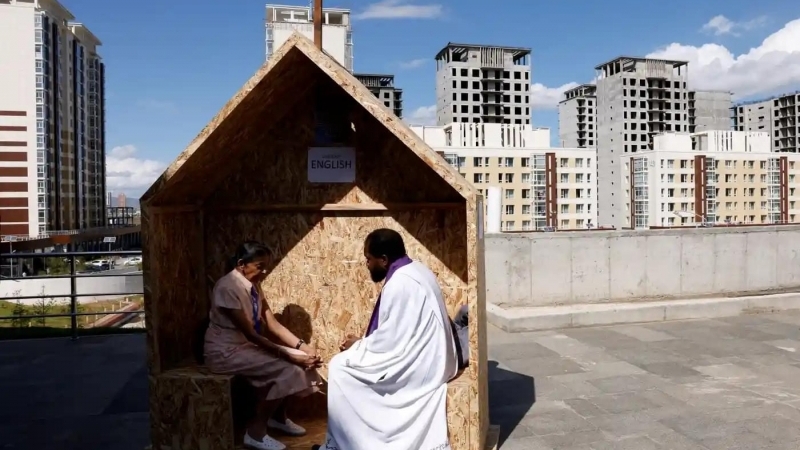 Fotografia dimineții - O femeie se spovedește în Ulan Bator, înaintea vizitei Papei în Mongolia