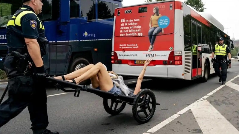 Fotografia dimineții - Poliția din Haga, Olanda, a intervenit împotriva activiștilor de mediu care au protestat pentru a treia zi la rând blocând o autostradă