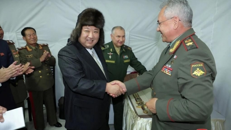 Fotografia dimineții - Liderul nord coreean Kim Jong Un s-a întâlnit, în timpul vizitei din Rusia, cu ministrul rus al Apărării