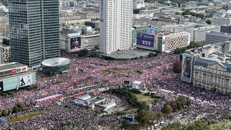 Fotografia dimineții este de la marșul din Varșovia