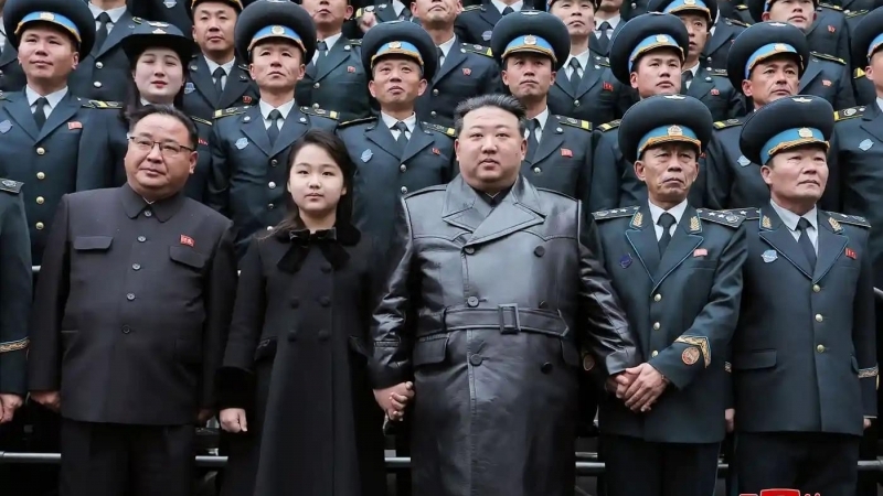 Fotografia dimineții - Dictatorul nord corean Kim Jong-un și fiica sa s-au fotografiat cu oamenii de știință care au contribuit la lansarea unui satelit militar de recunoaștere