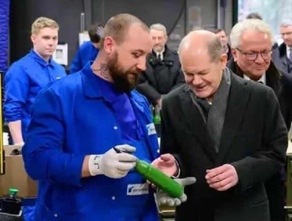 „UE trebuie să crească producția de arme; acestea nu sunt vremuri de pace”, a spus cancelarul Scholz la inaugurarea unei noi fabrici de armament