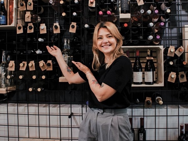 Povestea a două surori care au fugit de agitaţia Bucureştiului şi s-au mutat la Câmpina, unde au deschis o băcănie cu care vor să schimbe obiceiul tradiţional de a face cumpărături