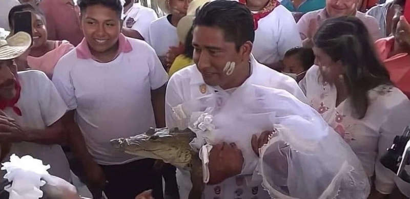 Fotografia dimineții - Un primar mexican s-a căsătorit cu un aligator într-un ritual menit să ceară naturii “mai multă ploaie, mai multă mâncare și mai mulți pești în râuri”