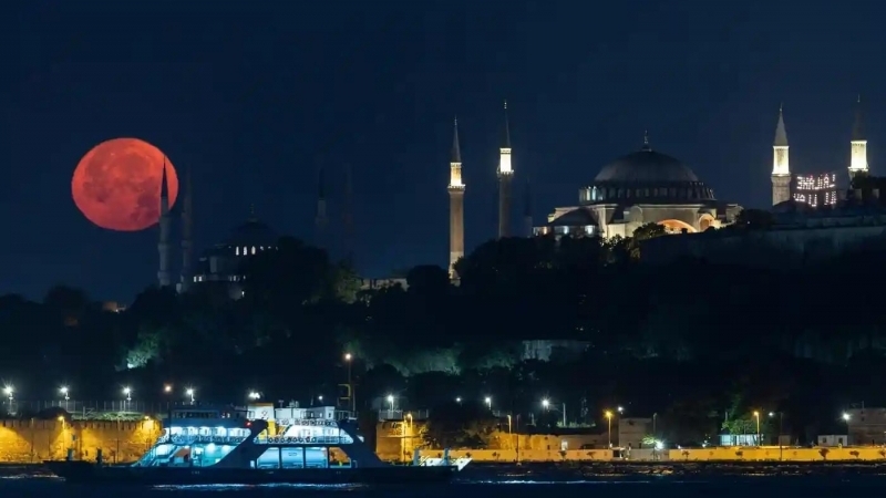 Fotografia dimineții - Luna plină fotografiată deasupra moscheilor din Istanbul. Erdem Şahin/EPA